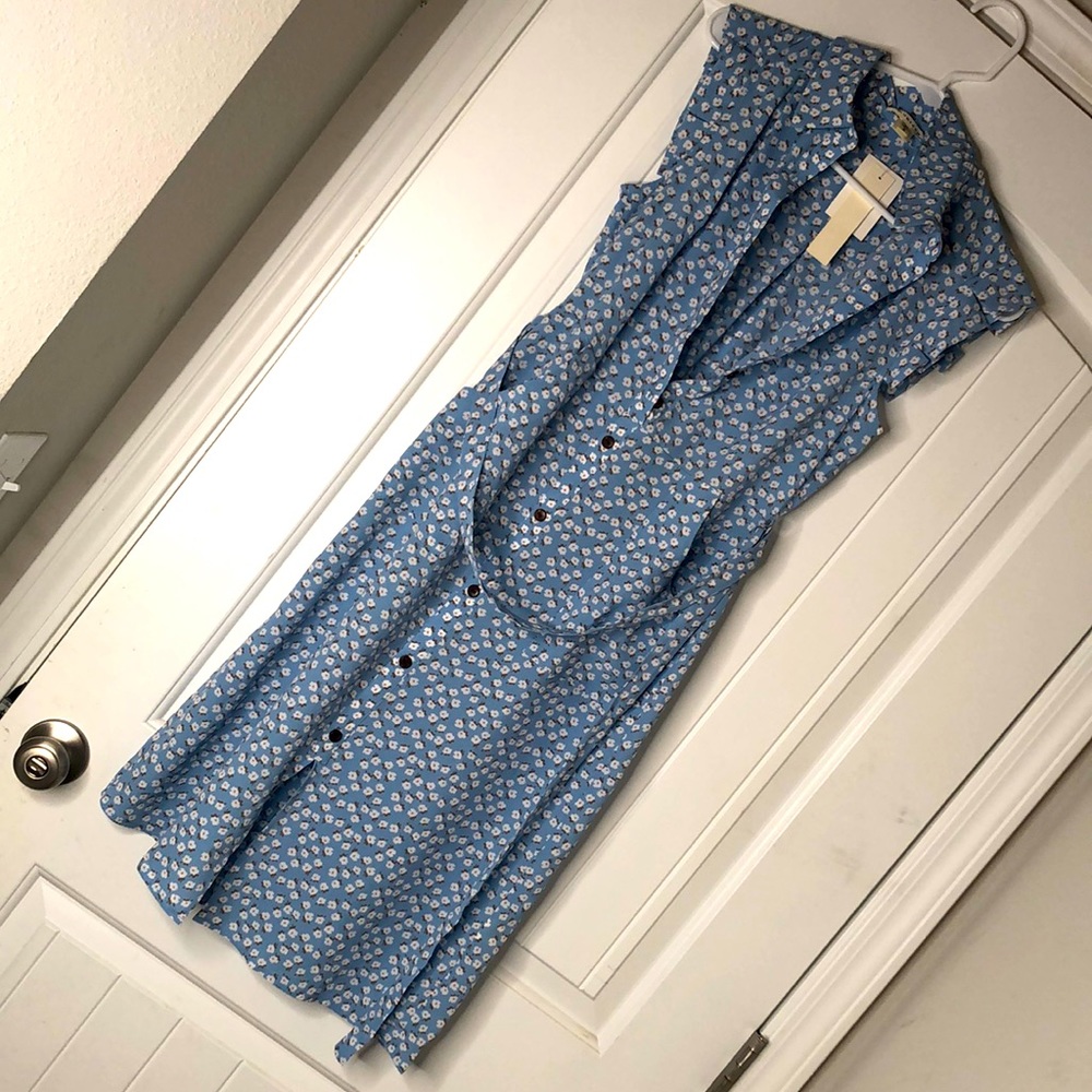 A simple cute flower print dress with pockets